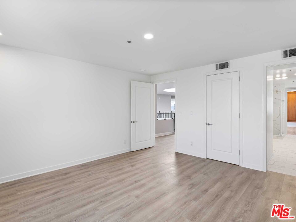 112 N Elm Dr