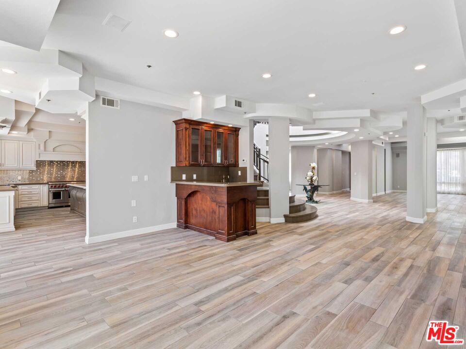 112 N Elm Dr