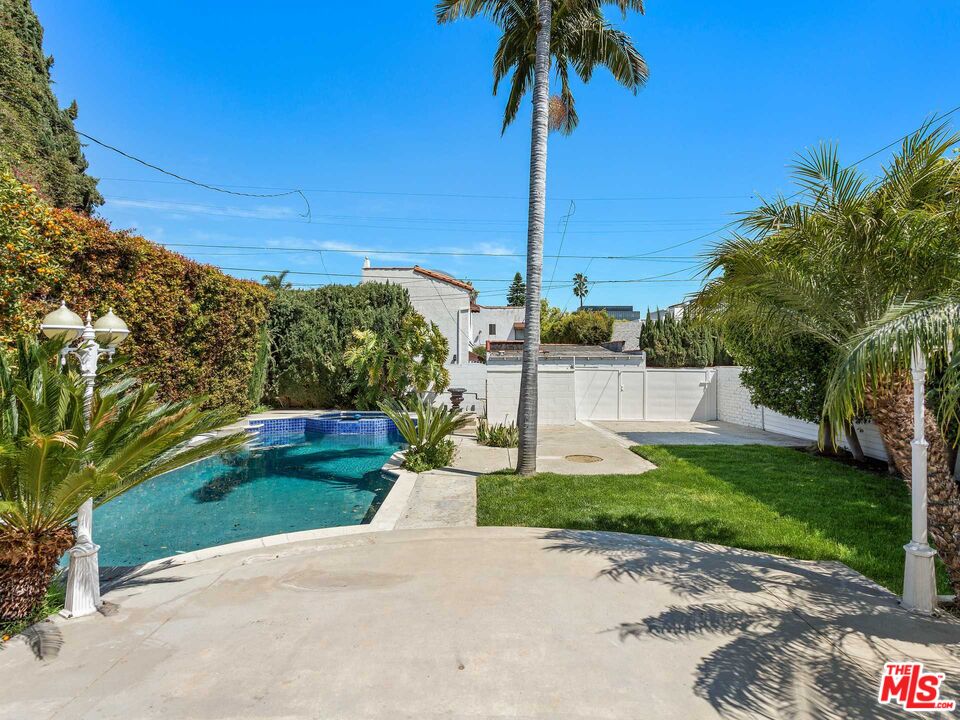 112 N Elm Dr