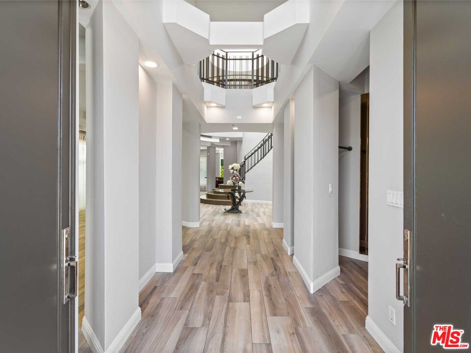 112 N Elm Dr