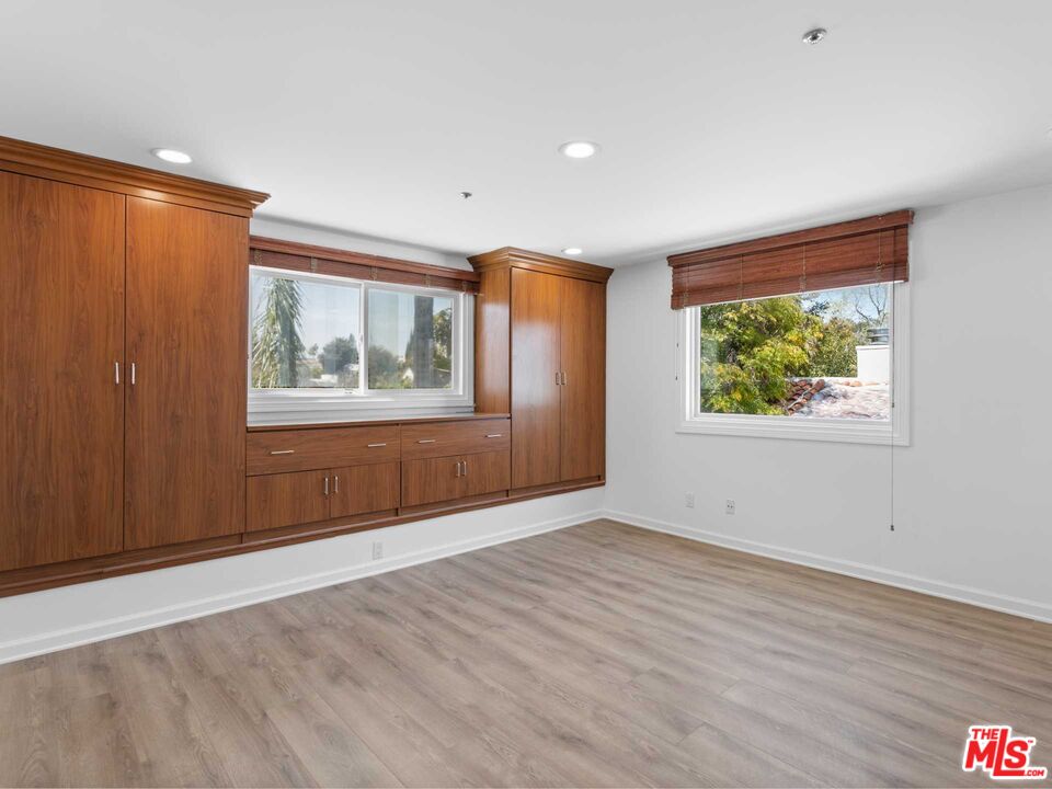 112 N Elm Dr