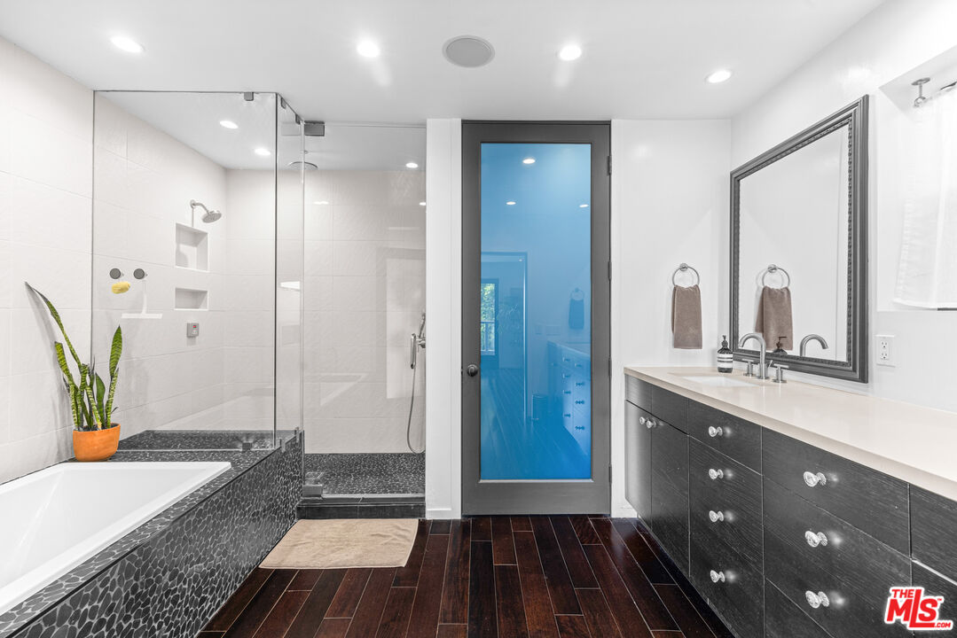 2300 Ronda Vista Dr
