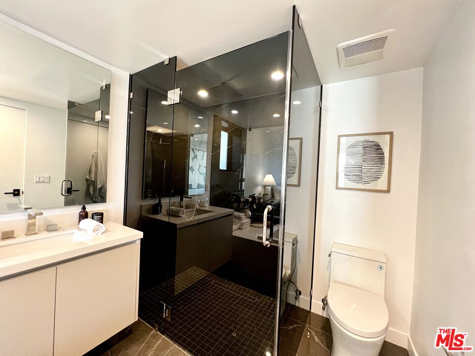 1017 N Croft Ave Unit: 302