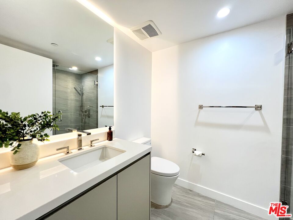 1017 N Croft Ave Unit: 302