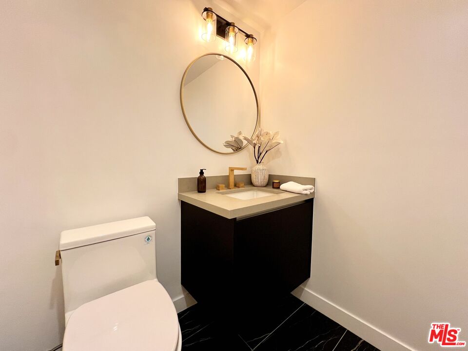 1017 N Croft Ave Unit: 302