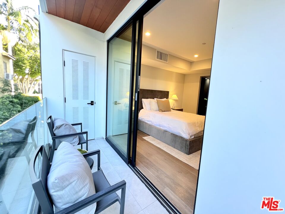 1017 N Croft Ave Unit: 302