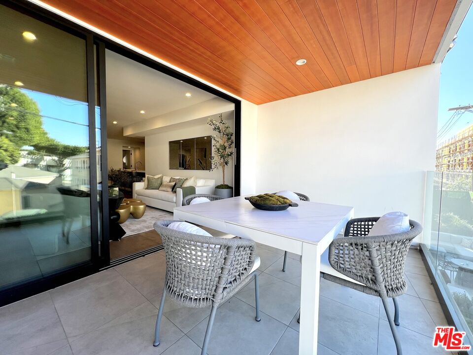 1017 N Croft Ave Unit: 302