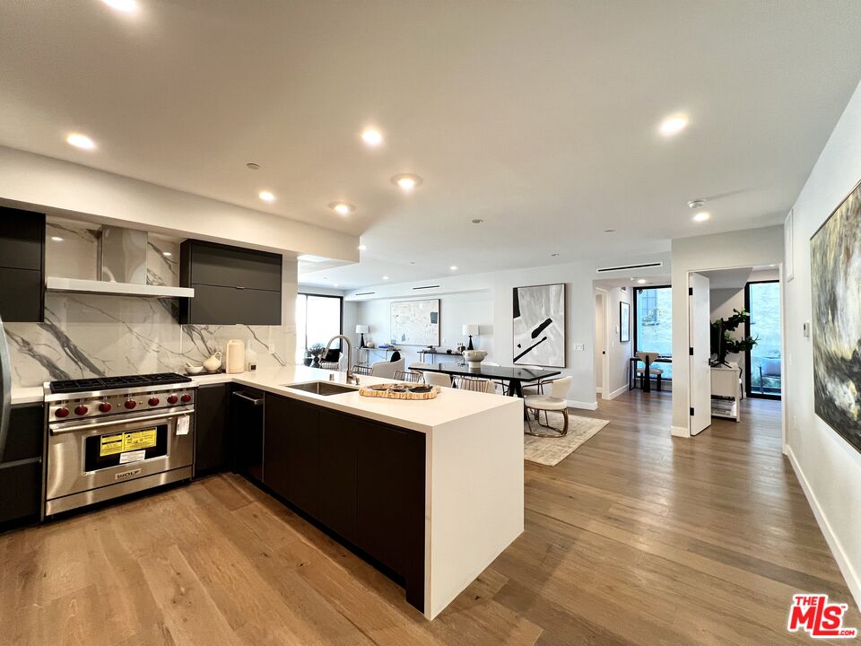 1017 N Croft Ave Unit: 302