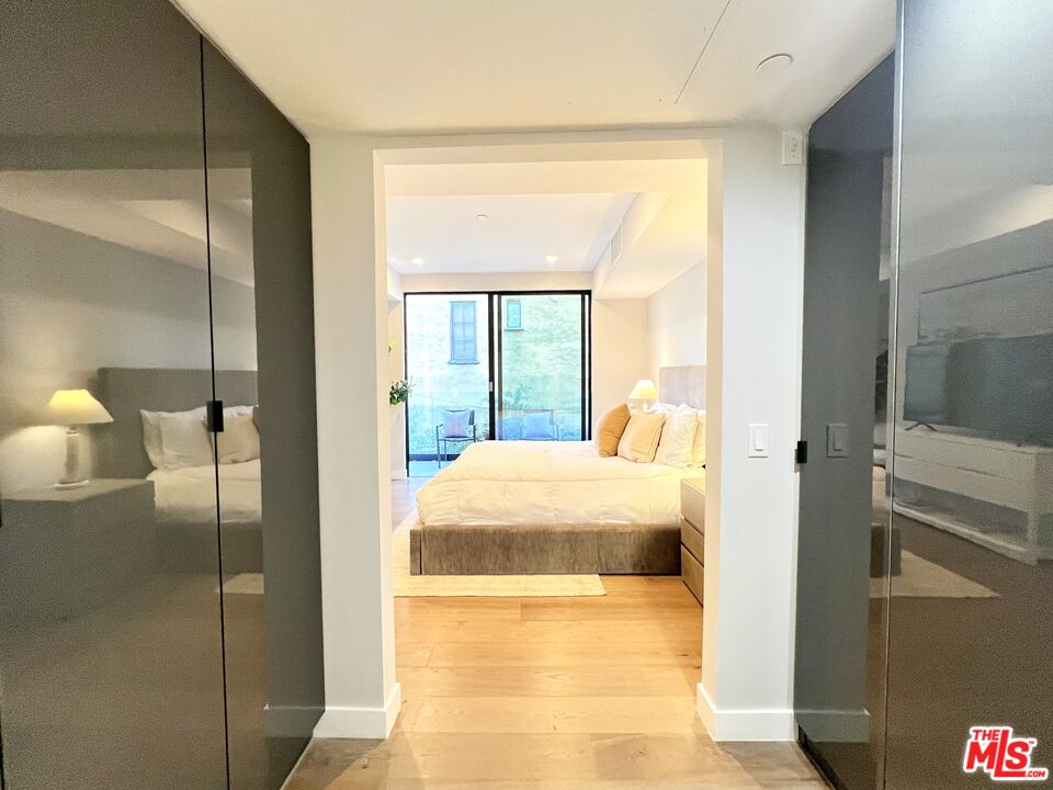 1017 N Croft Ave Unit: 302