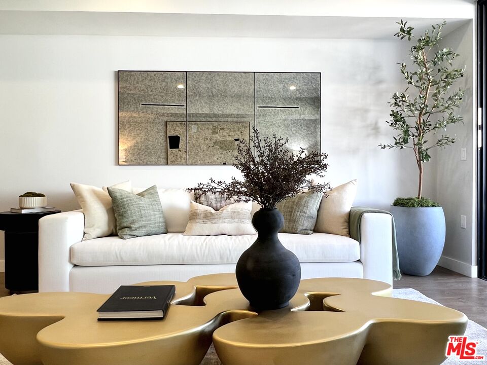 1017 N Croft Ave Unit: 302