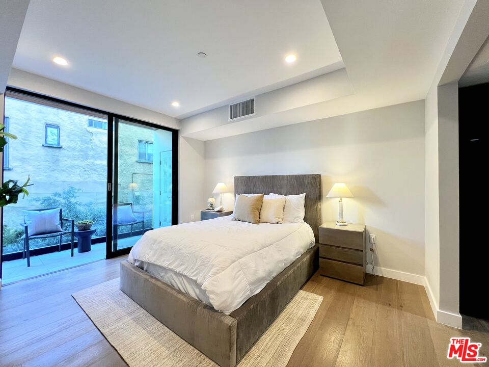 1017 N Croft Ave Unit: 302