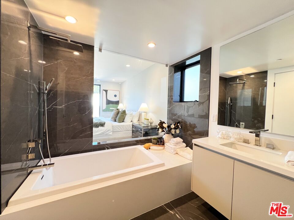 1017 N Croft Ave Unit: 302