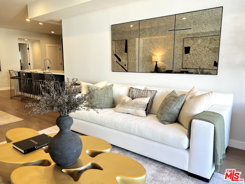 1017 N Croft Ave Unit: 302