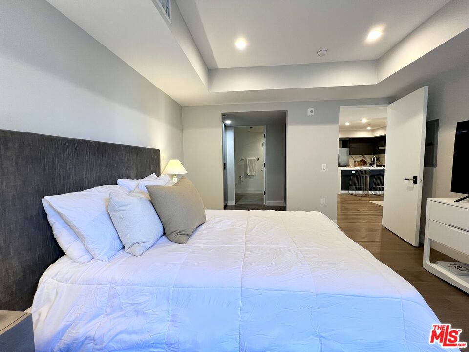 1017 N Croft Ave Unit: 302