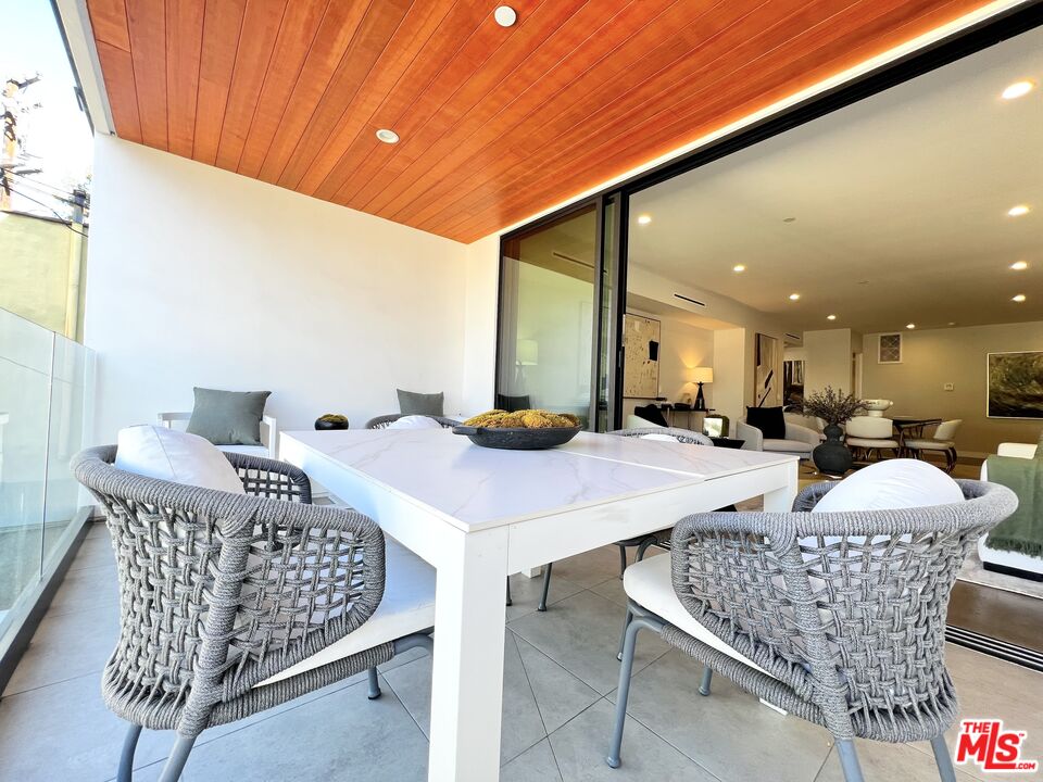 1017 N Croft Ave Unit: 302