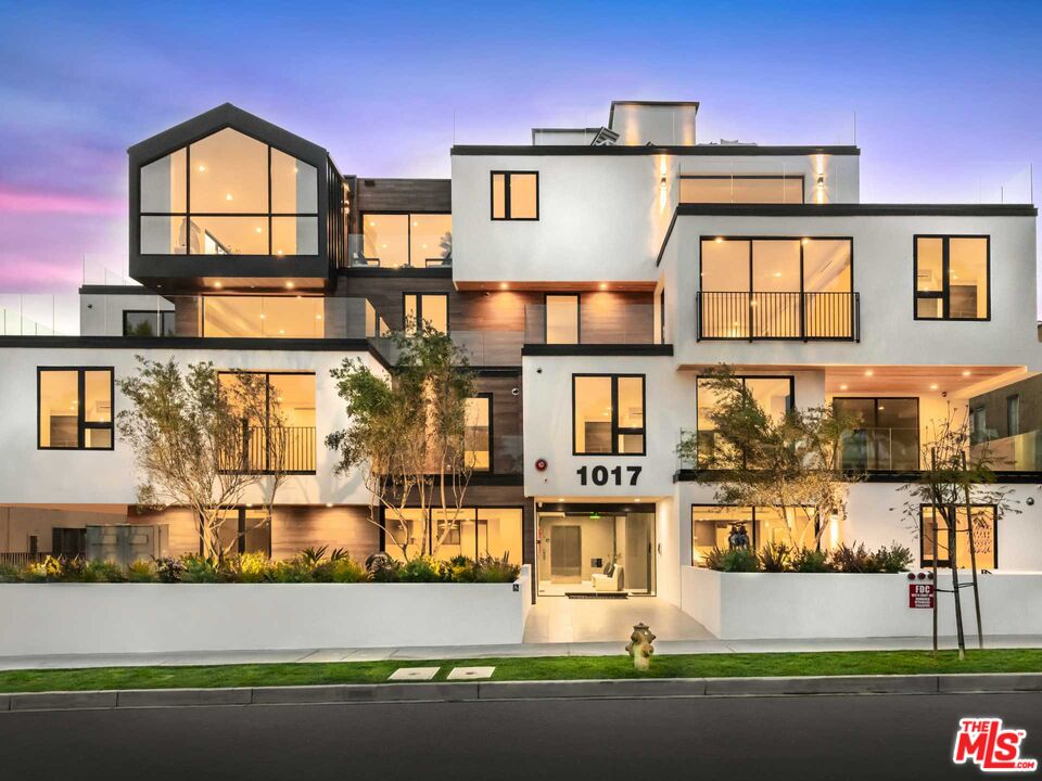1017 N Croft Ave Unit: 302