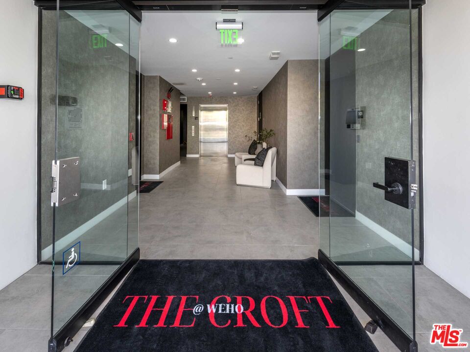 1017 N Croft Ave Unit: 302