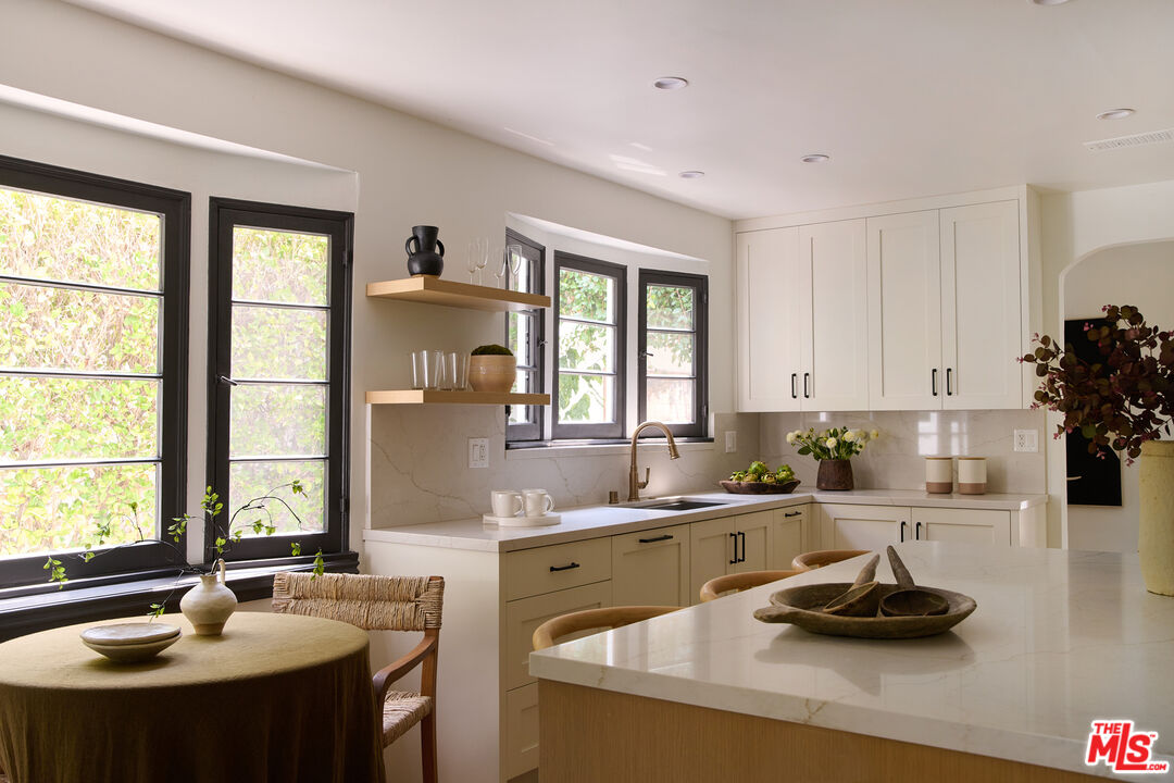 6206 Lindenhurst Ave