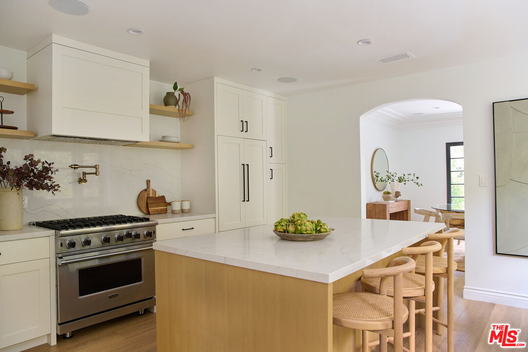 6206 Lindenhurst Ave