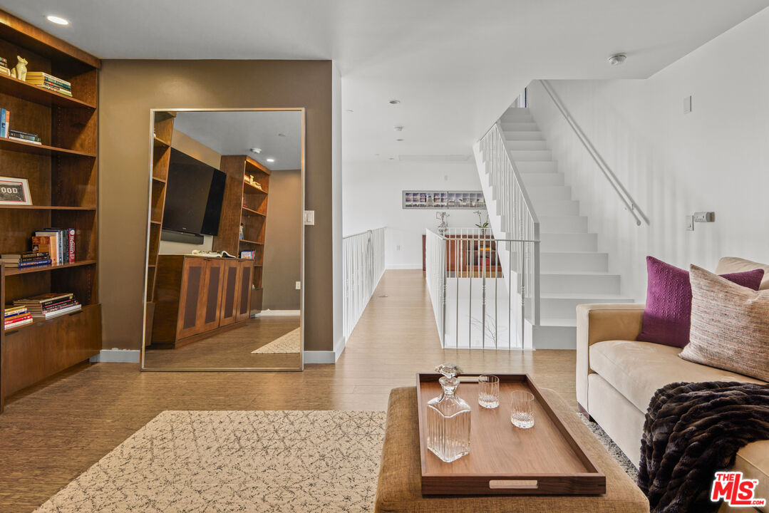 7907 Willoughby Ave Unit: 4