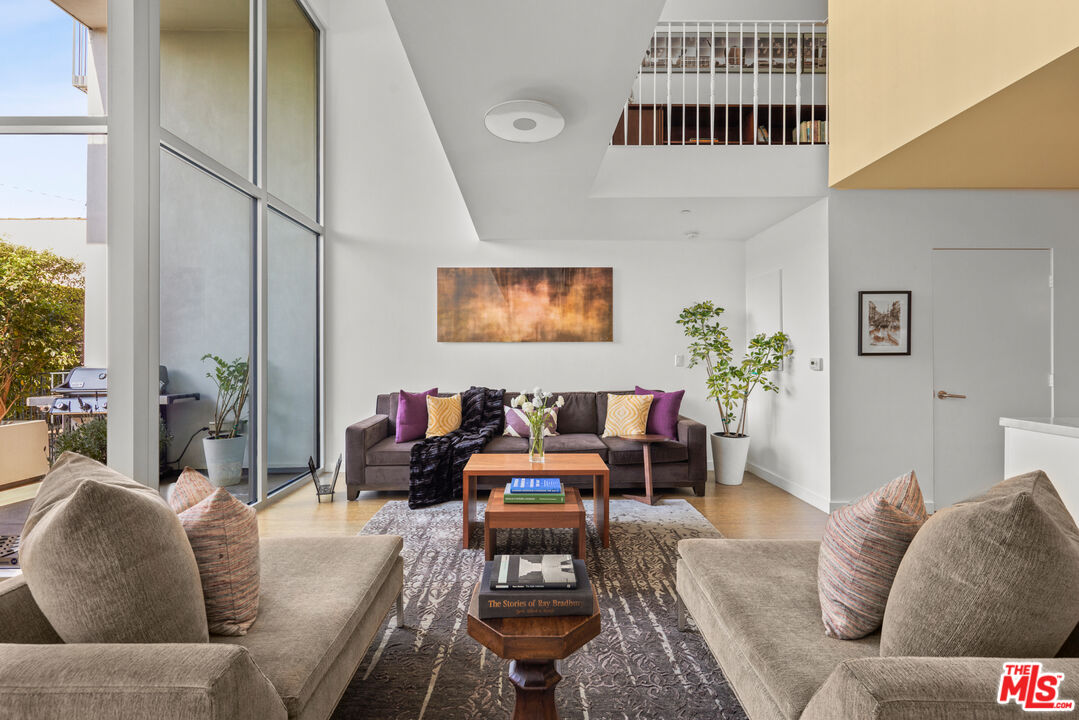 7907 Willoughby Ave Unit: 4