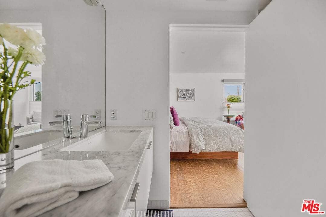 7907 Willoughby Ave Unit: 4
