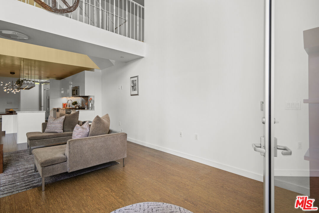 7907 Willoughby Ave Unit: 4