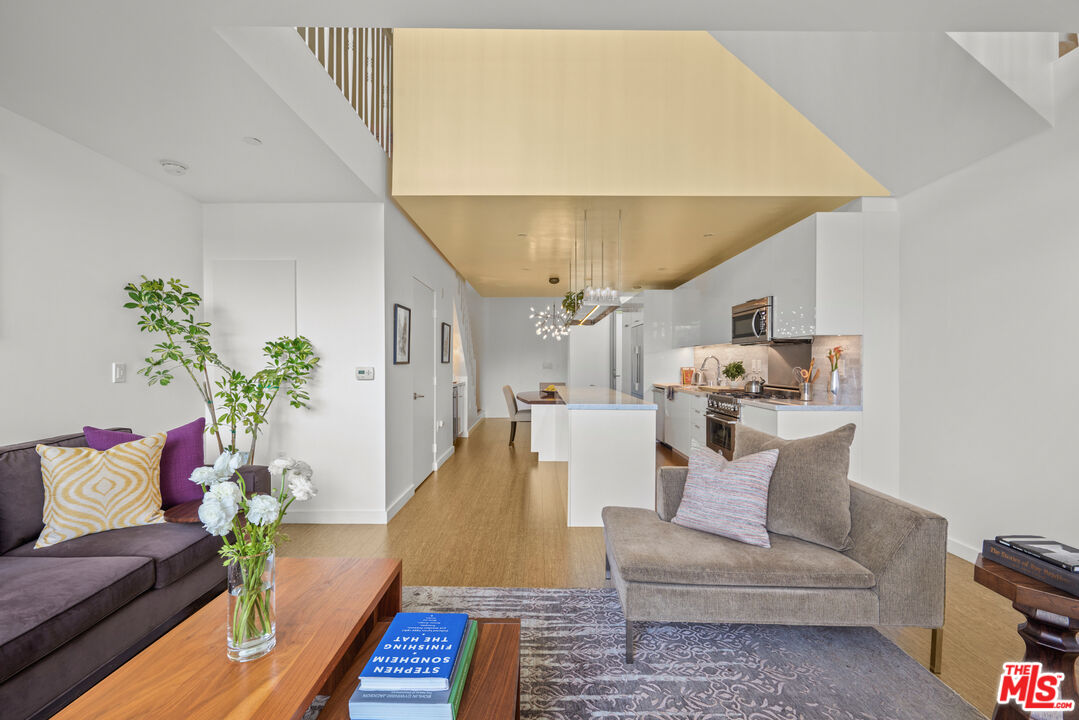 7907 Willoughby Ave Unit: 4