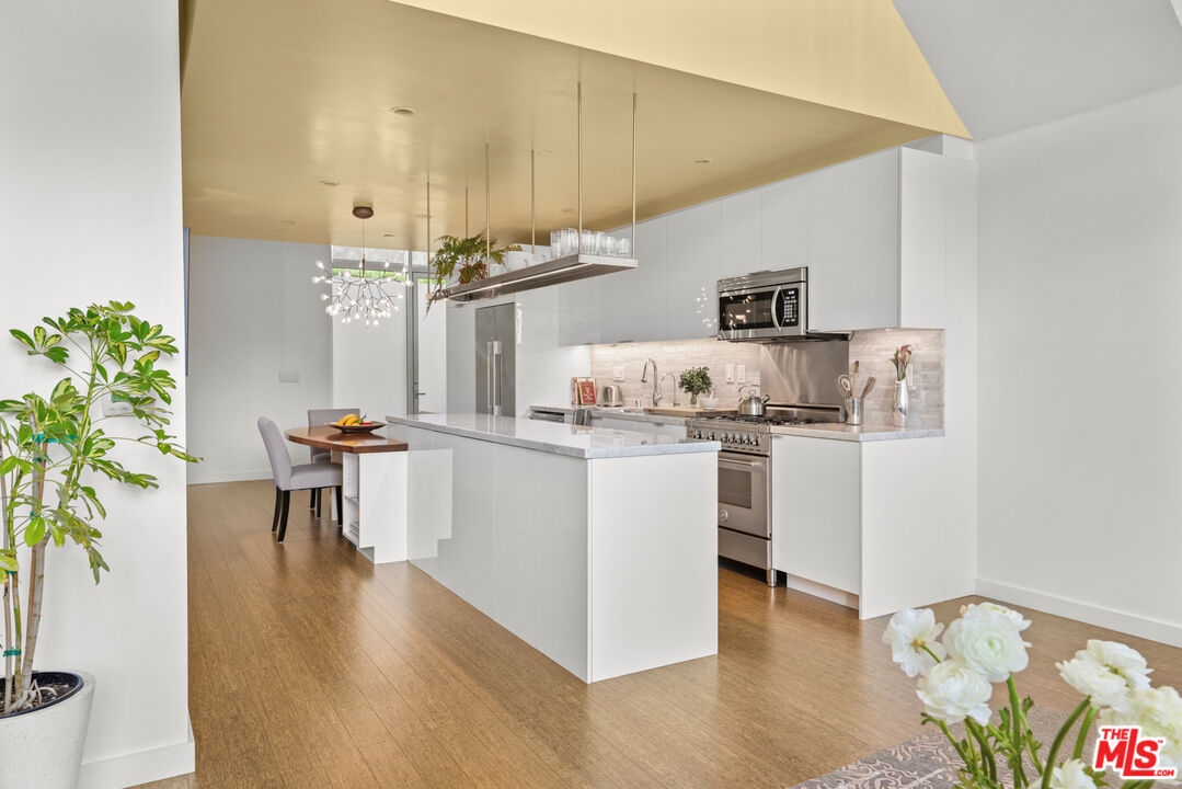 7907 Willoughby Ave Unit: 4
