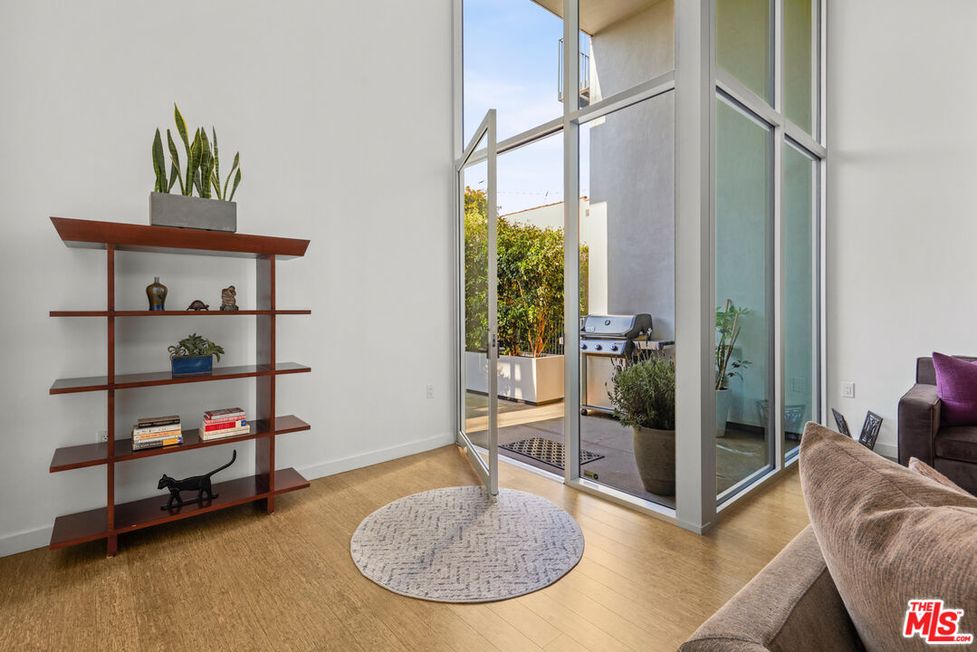 7907 Willoughby Ave Unit: 4