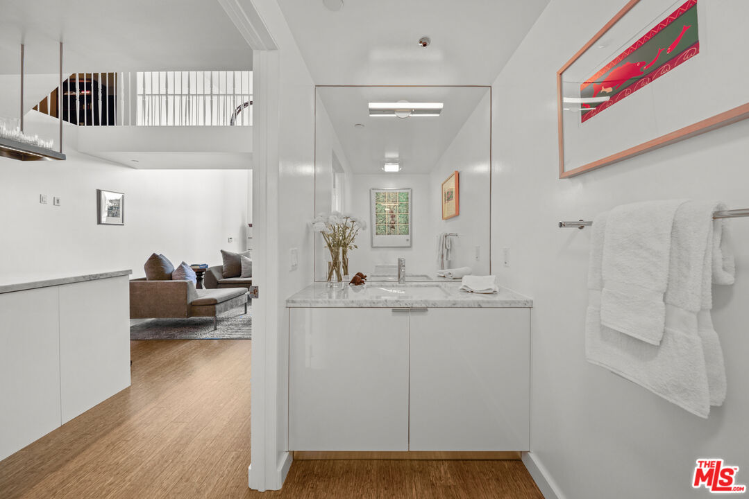 7907 Willoughby Ave Unit: 4