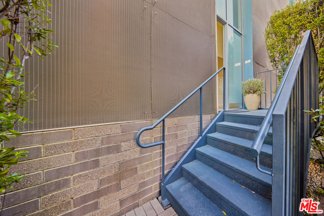 7907 Willoughby Ave Unit: 4