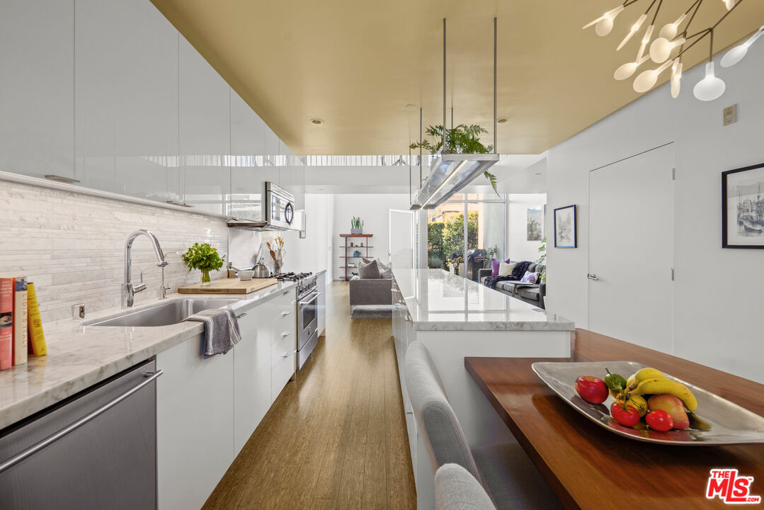 7907 Willoughby Ave Unit: 4
