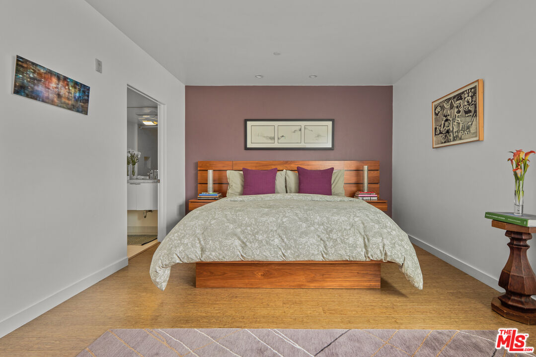 7907 Willoughby Ave Unit: 4
