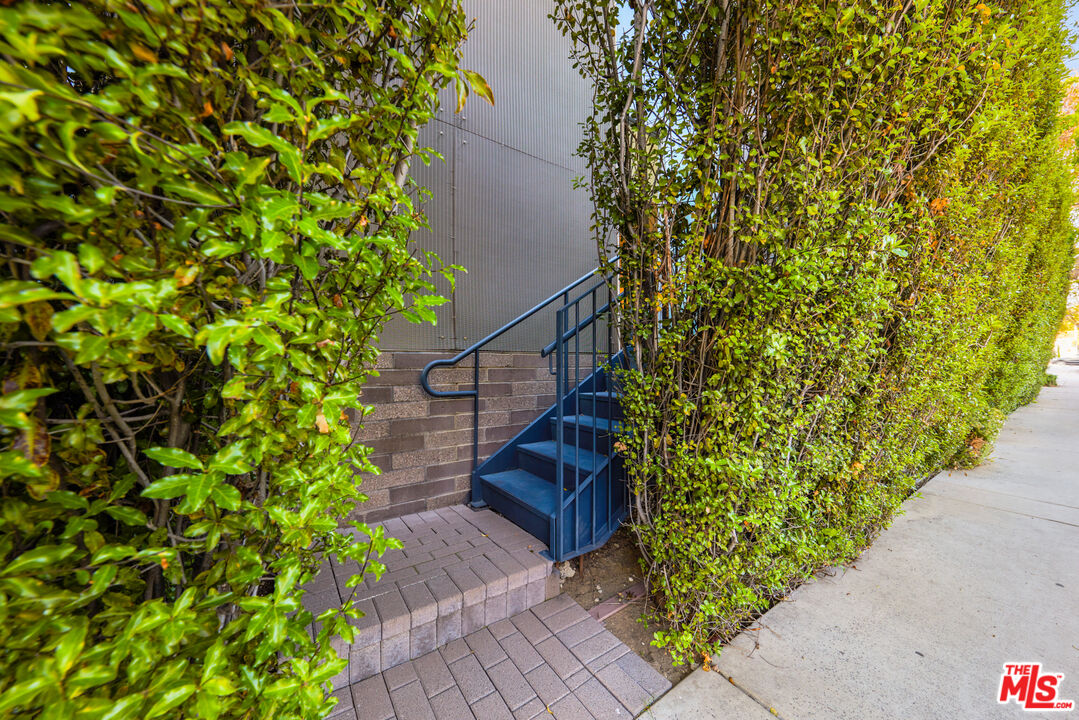 7907 Willoughby Ave Unit: 4