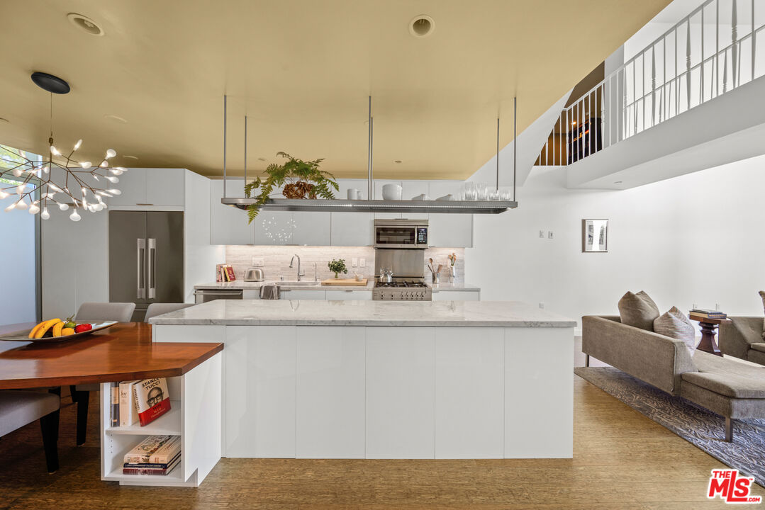 7907 Willoughby Ave Unit: 4