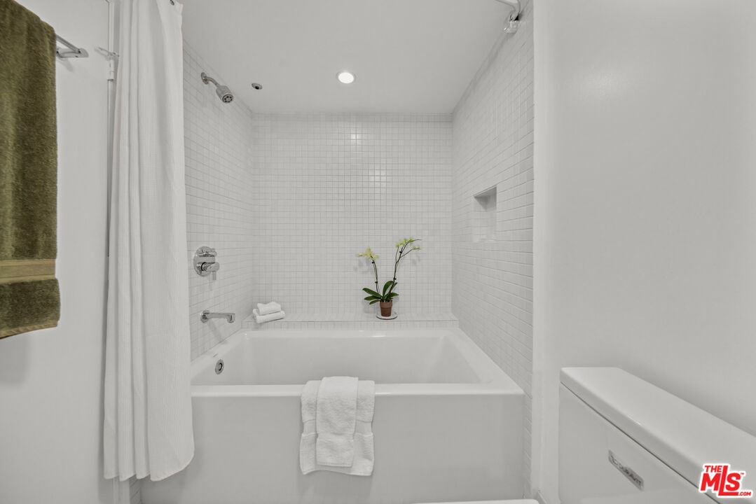 7907 Willoughby Ave Unit: 4