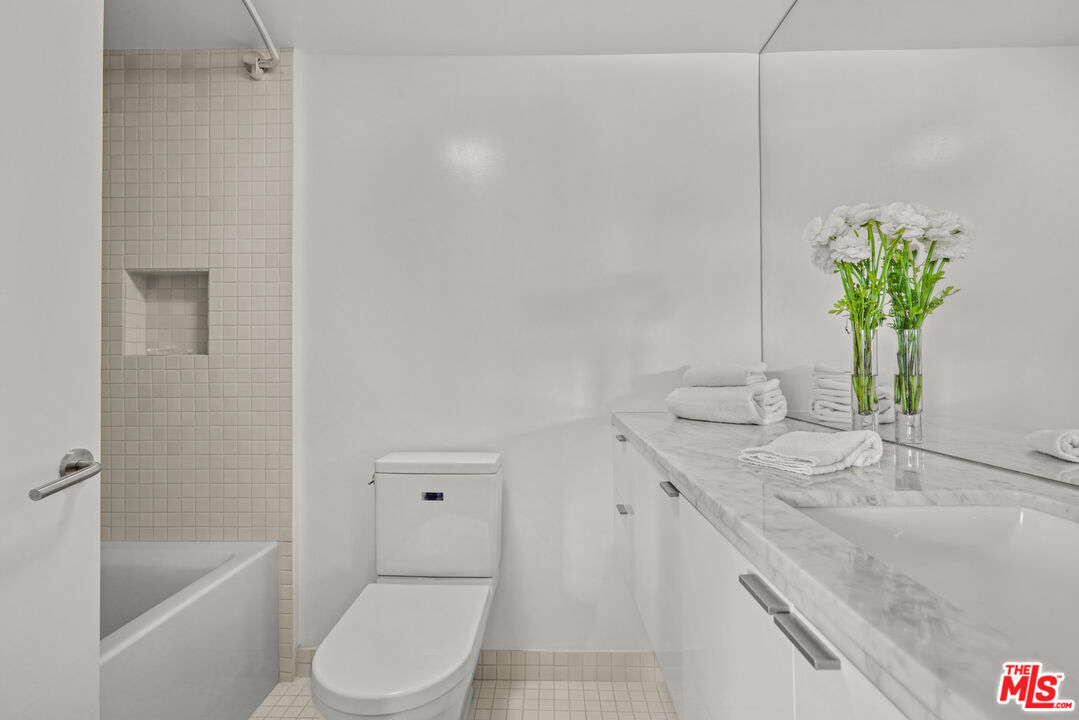 7907 Willoughby Ave Unit: 4