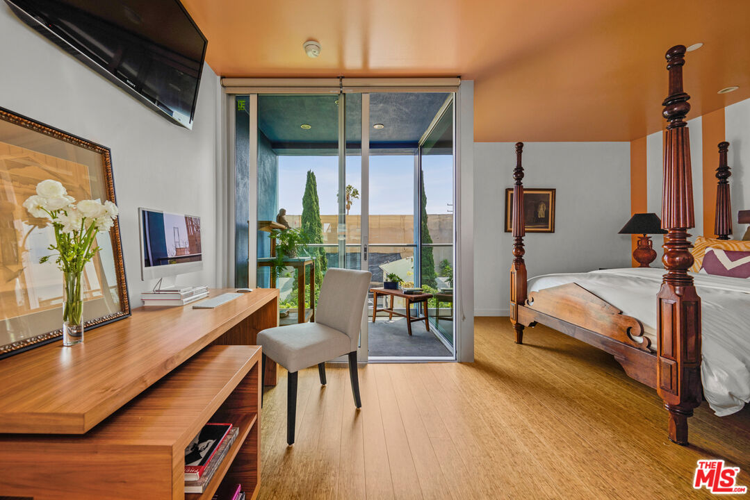 7907 Willoughby Ave Unit: 4