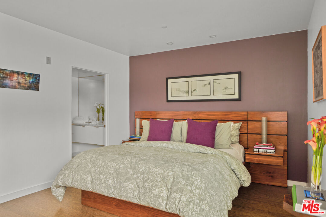 7907 Willoughby Ave Unit: 4