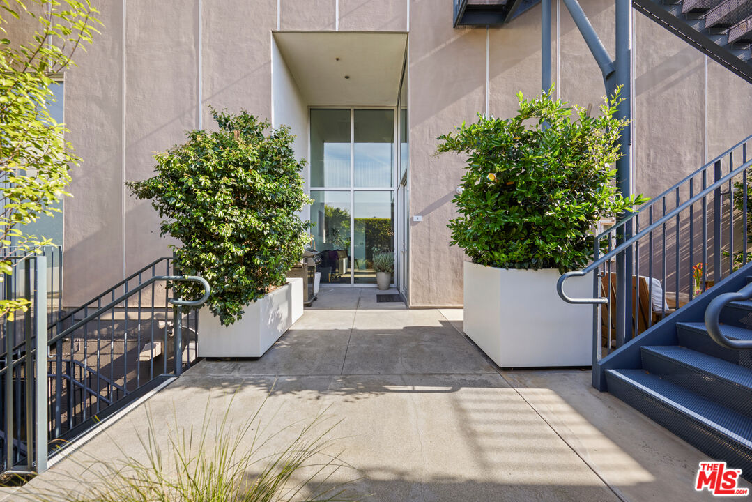 7907 Willoughby Ave Unit: 4