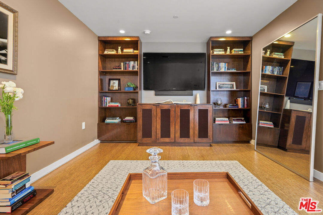 7907 Willoughby Ave Unit: 4
