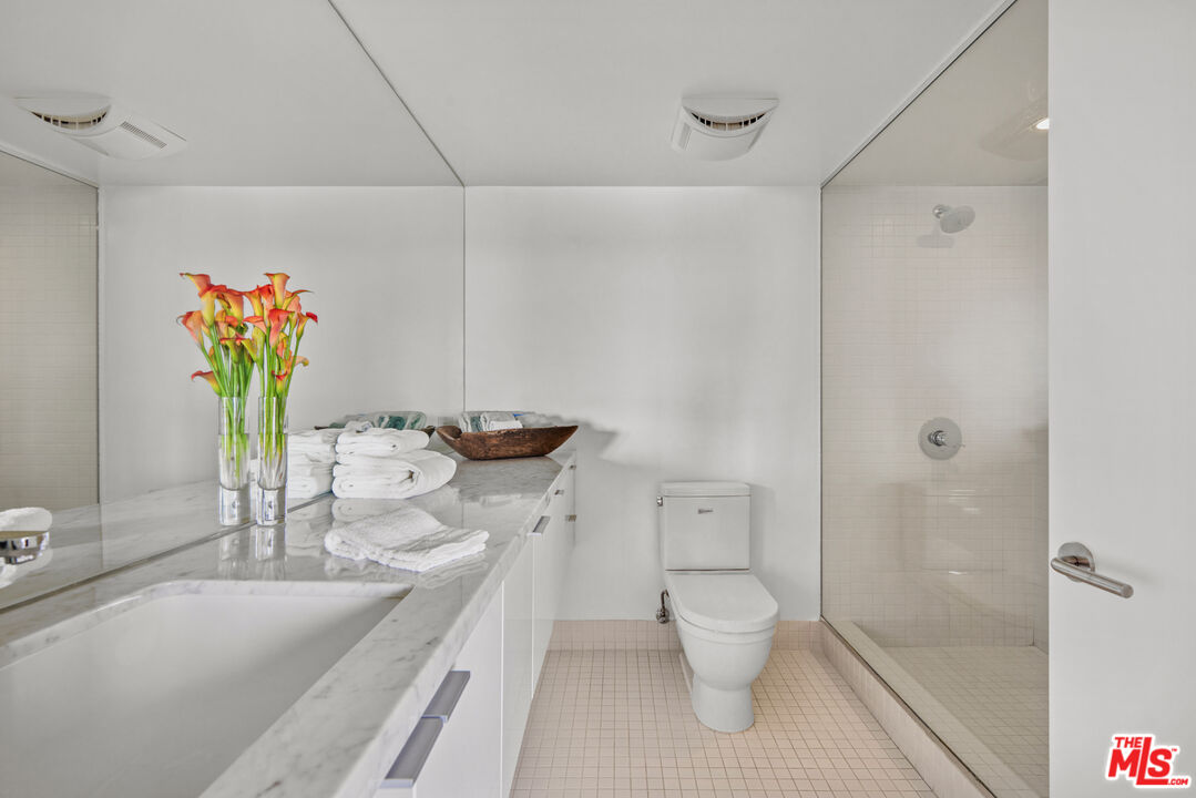7907 Willoughby Ave Unit: 4