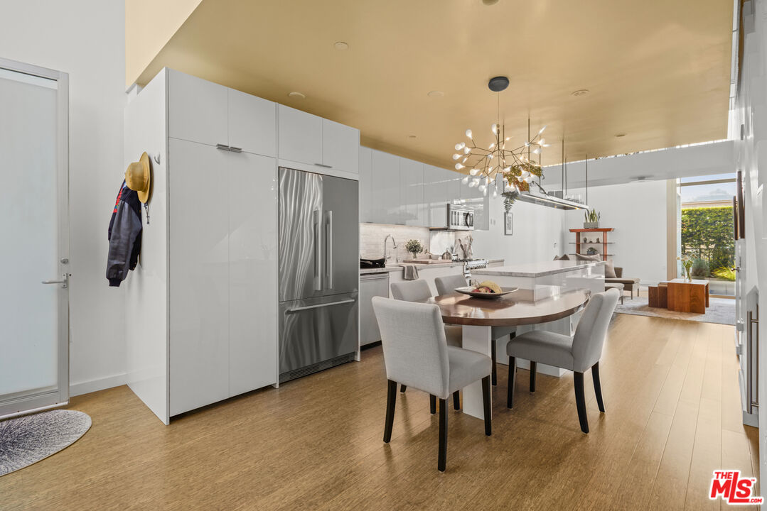 7907 Willoughby Ave Unit: 4