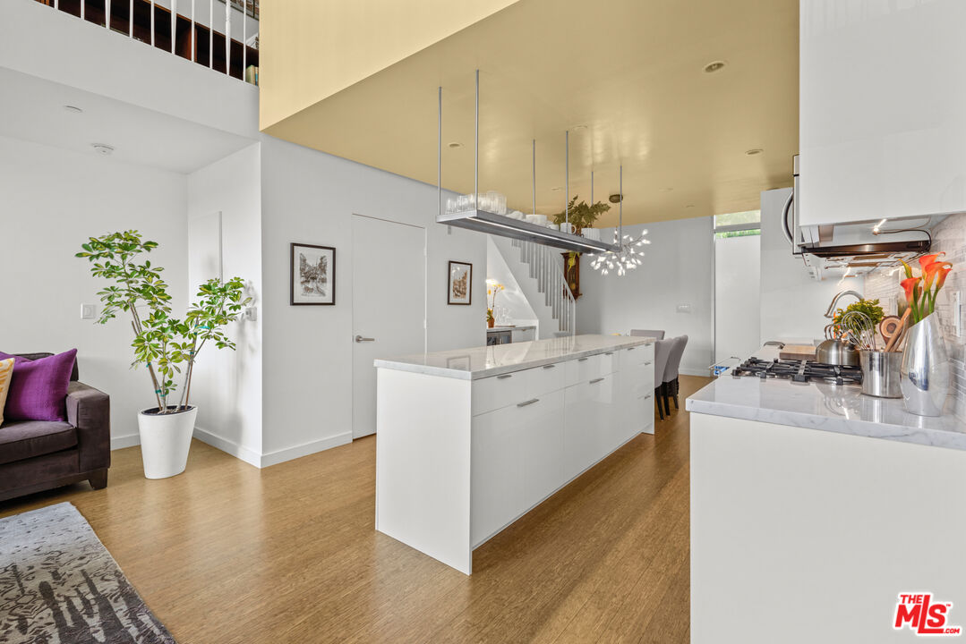 7907 Willoughby Ave Unit: 4