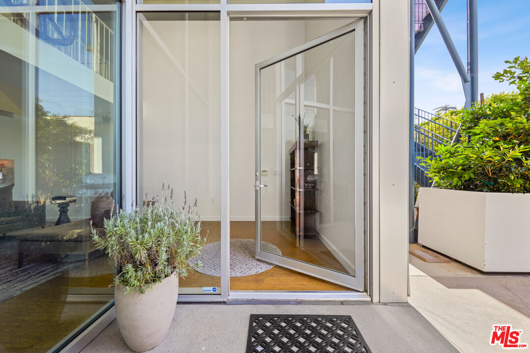7907 Willoughby Ave Unit: 4