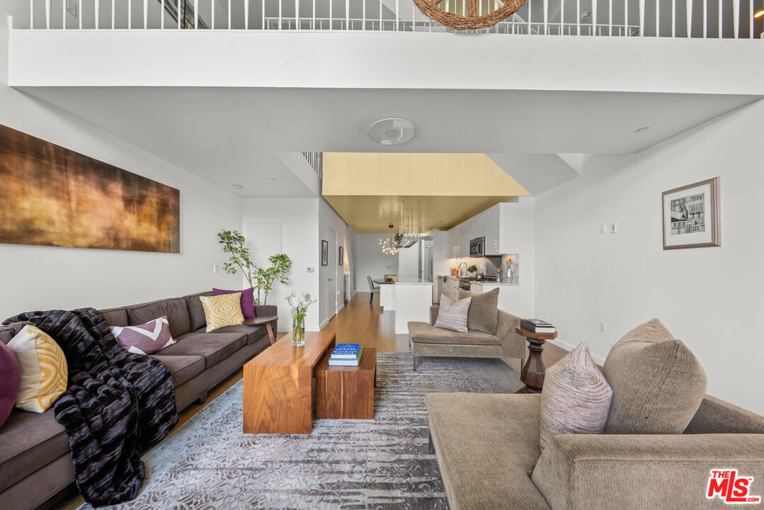 7907 Willoughby Ave Unit: 4