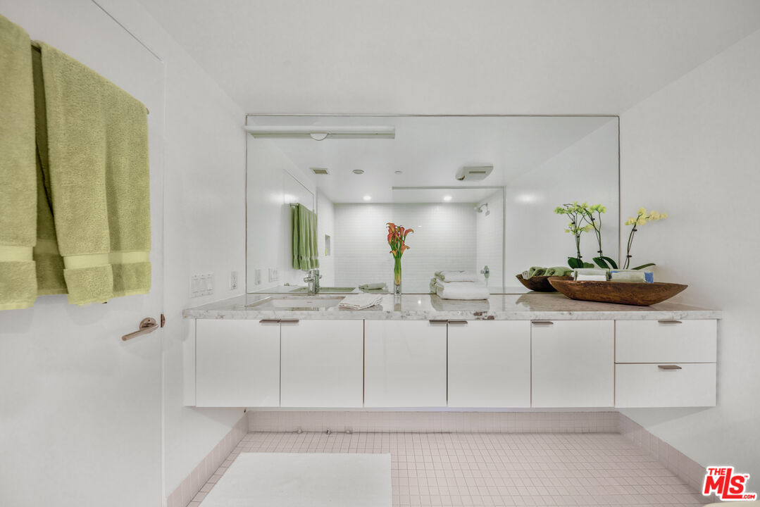 7907 Willoughby Ave Unit: 4