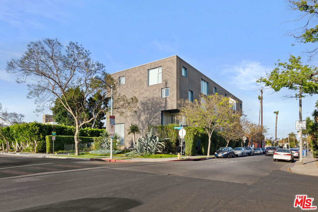 7907 Willoughby Ave Unit: 4