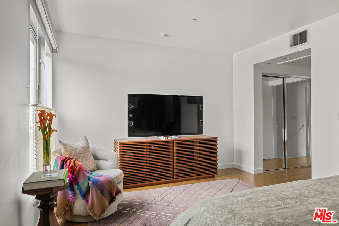 7907 Willoughby Ave Unit: 4